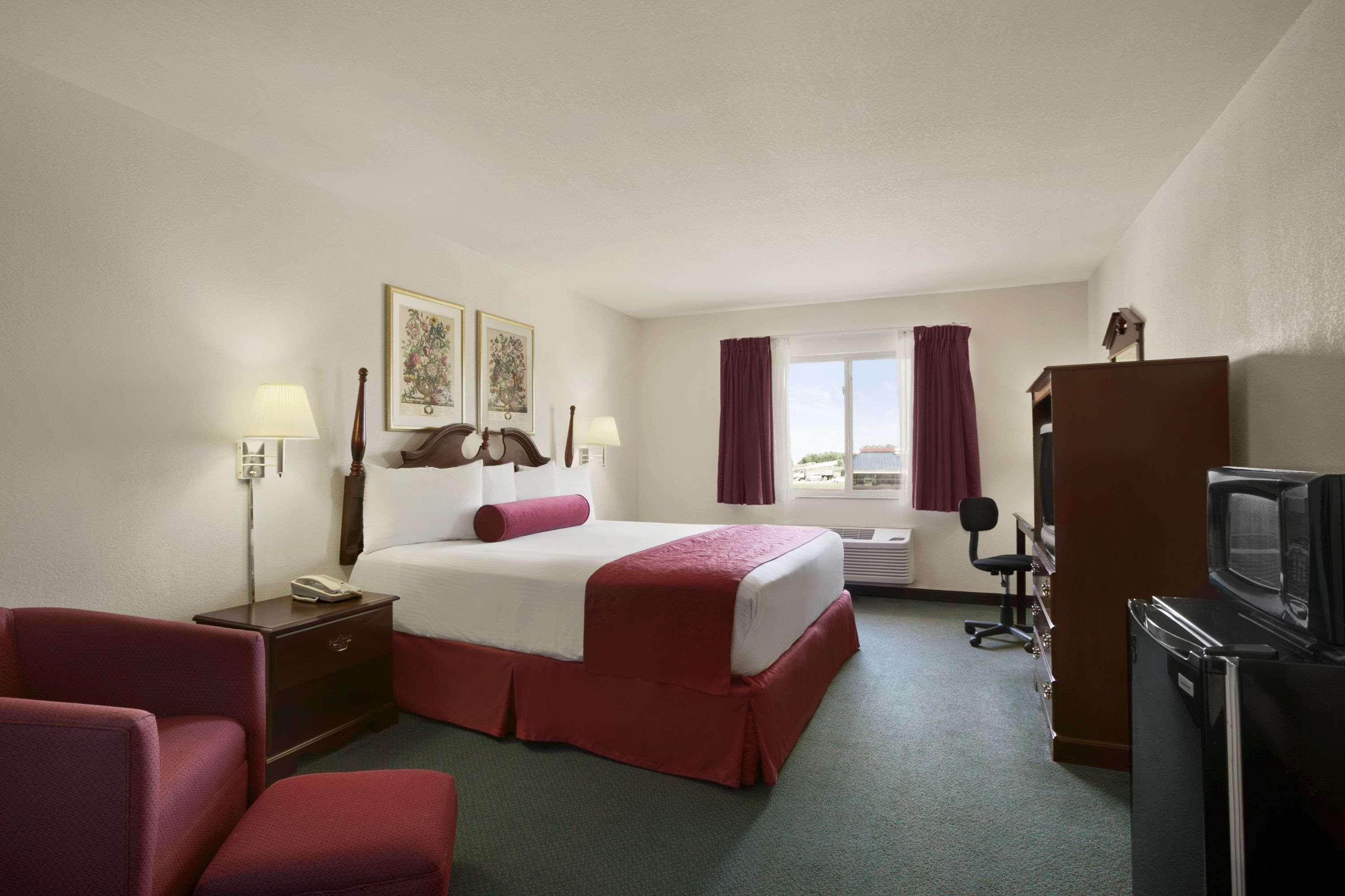 Days Inn & Suites By Wyndham Romeoville Exterior photo