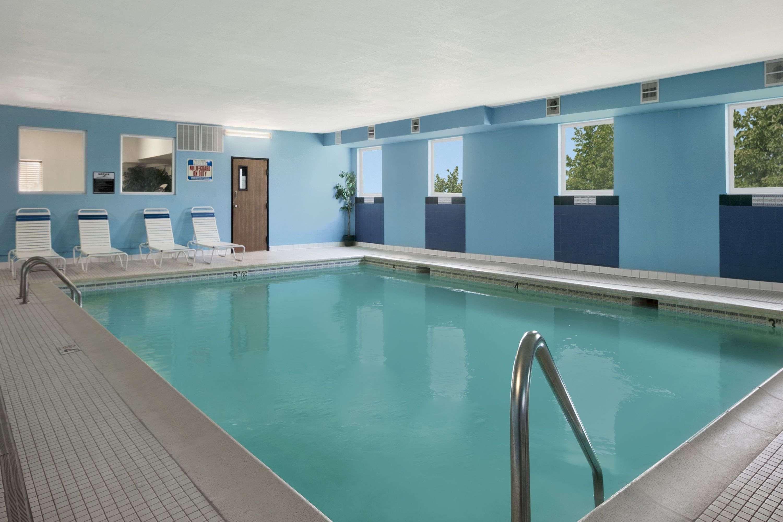 Days Inn & Suites By Wyndham Romeoville Exterior photo