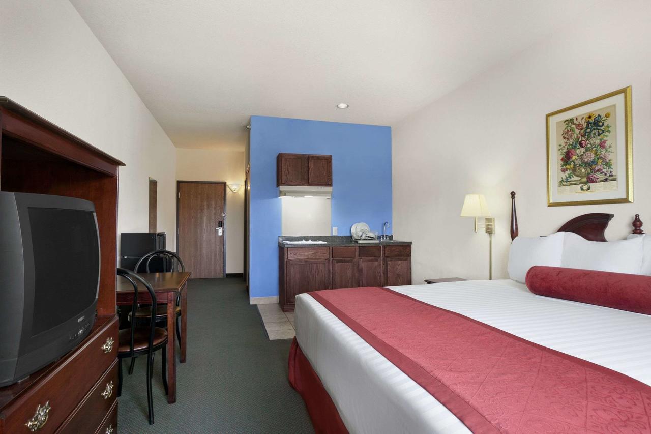 Days Inn & Suites By Wyndham Romeoville Exterior photo