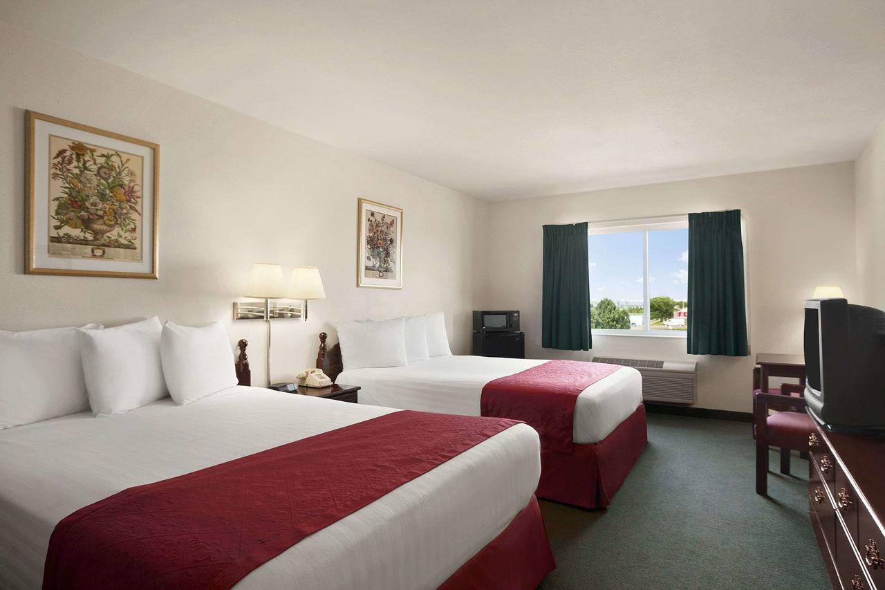 Days Inn & Suites By Wyndham Romeoville Exterior photo